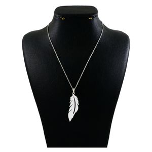 گردنبند نقره زنانه دلی جم طرح پر کد d 657